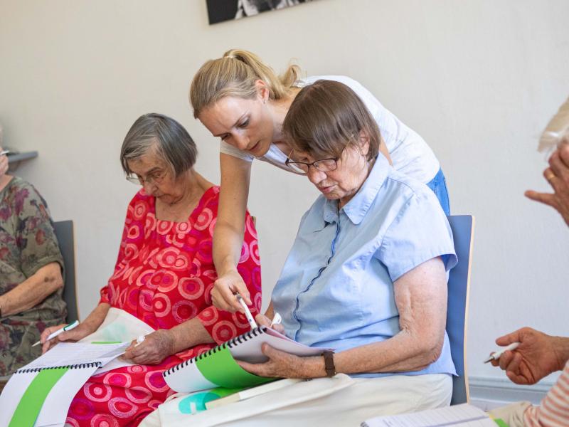 Junge Trainerin mit zwei Seniorinnen